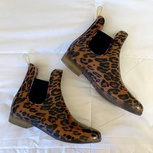 Chelsea-style cheetah print rain booties!